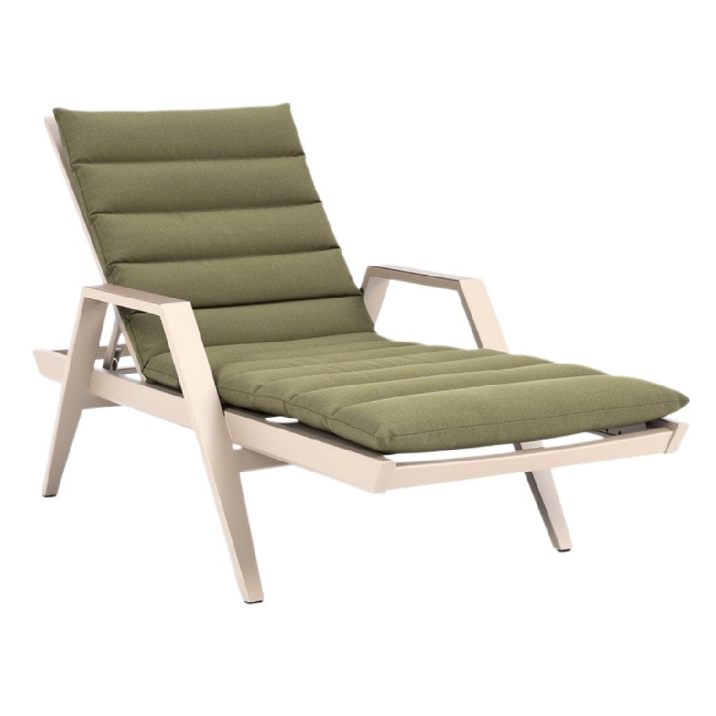 Moderne ligstoel met groen kussen en metalen frame